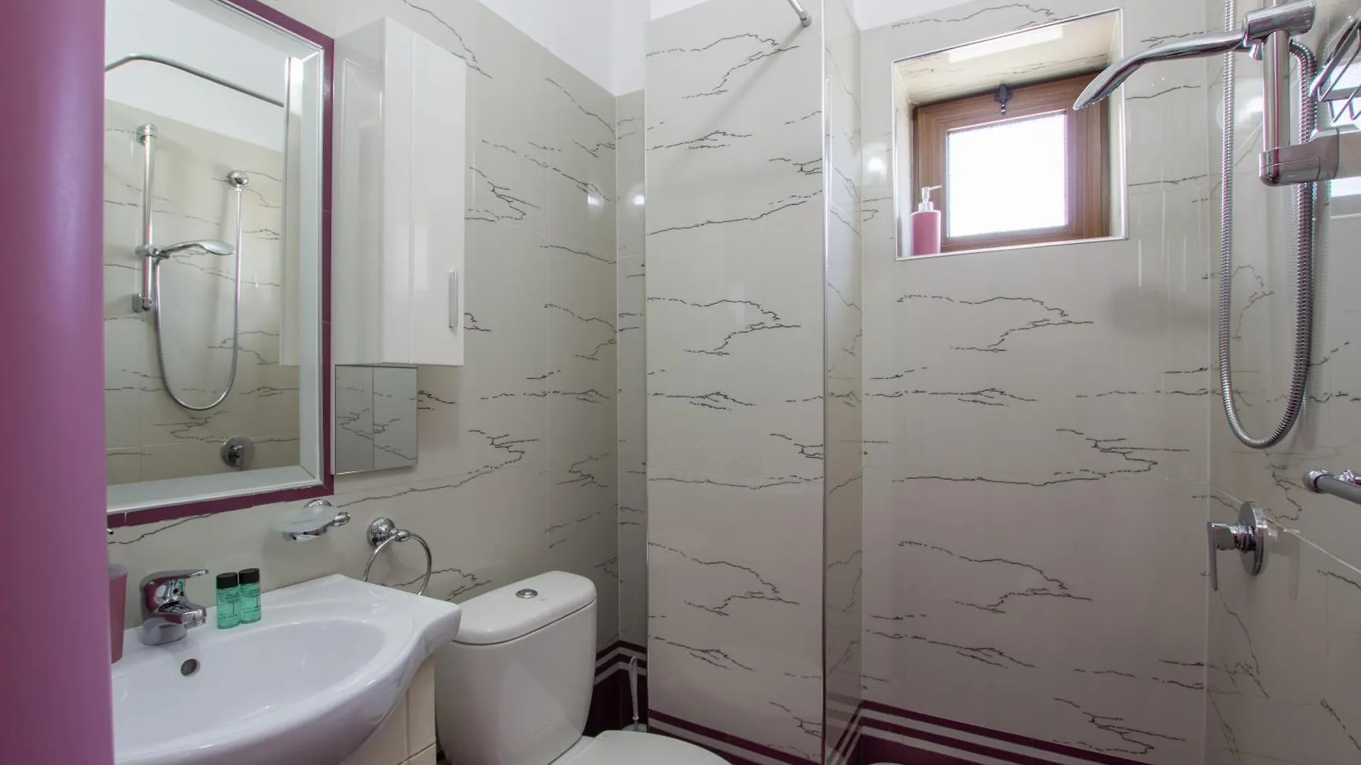 Bora Hotel Gjirokastër 4*,